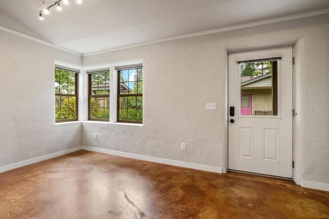 Building Photo - 901 Spruce St