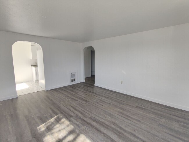 Building Photo - Cute and Cozy Updated Duplex in Kennewick ...