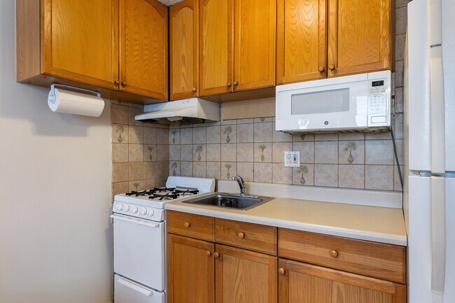 Foto del edificio - Furnished 1 Bed 1 Bath Condo. Includes Electric, Water, Sewer & Gas. Ample unassigned parking.