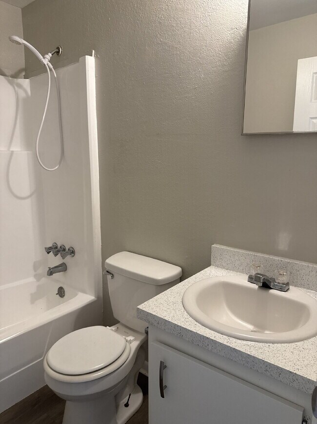 Foto del edificio - 2 bedroom 1 bath unit available for immedi...