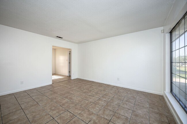 Foto del edificio - 5612 Rose Dr
