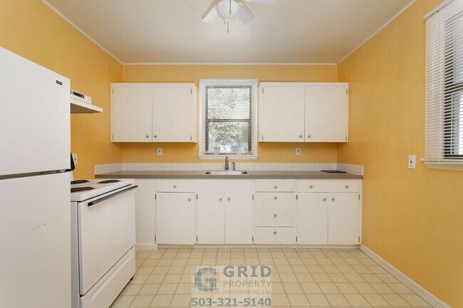 Building Photo - 2 Bedroom Home Available in Southeast Port...
