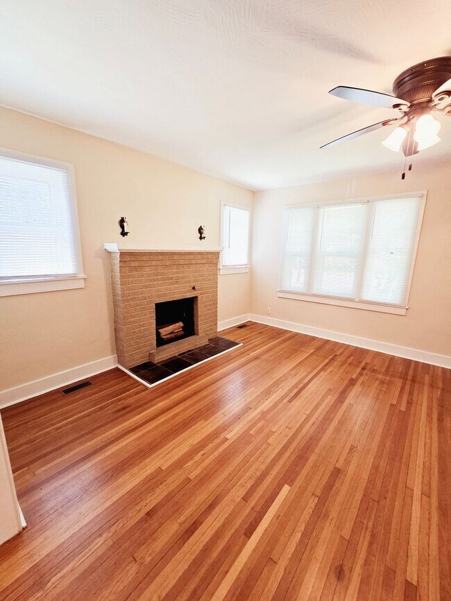 Building Photo - Cute Bungalow - 2 Living Areas & Bacement