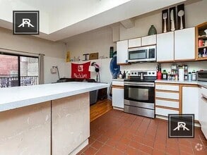Building Photo - 444 Park Dr