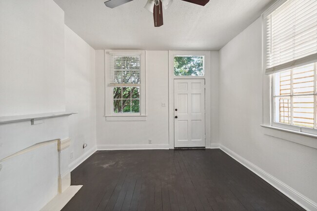 Building Photo - 3409 Chartres St