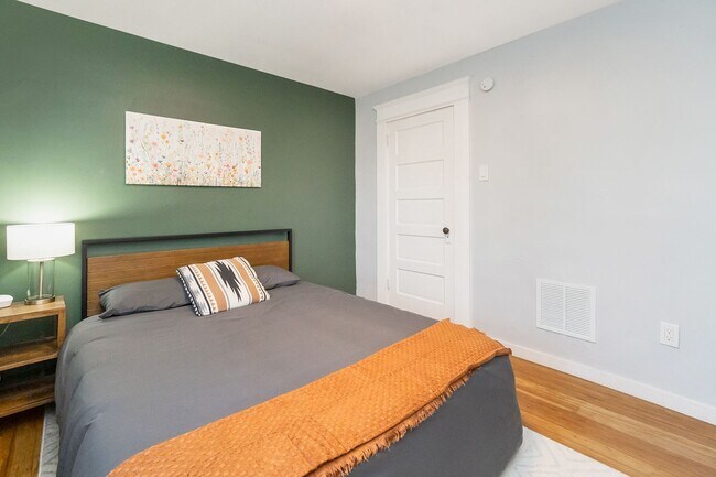 Foto del edificio - 3 BED · 1.5 BATH · MODERN INDUSTRIAL · AVA...