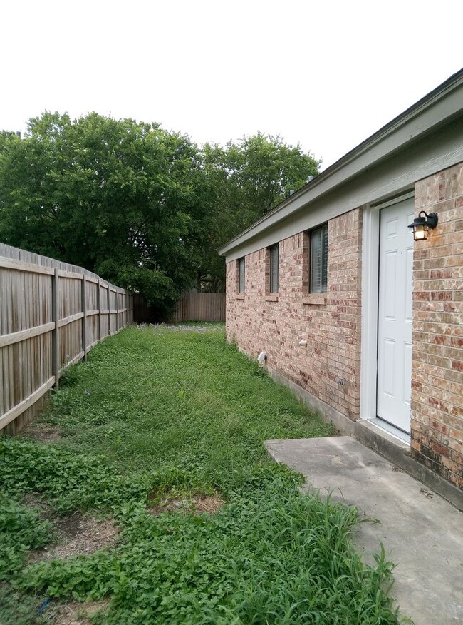 Building Photo - 226 Redbud Ln