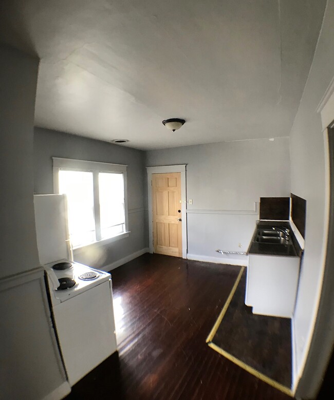 Building Photo - Fantastic West allis 2br upper unit