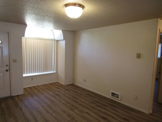 Building Photo - 2 Bedroom Duplex Near Library - Water/Sewe...