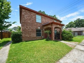 Building Photo - 24023 Strong Pine Dr