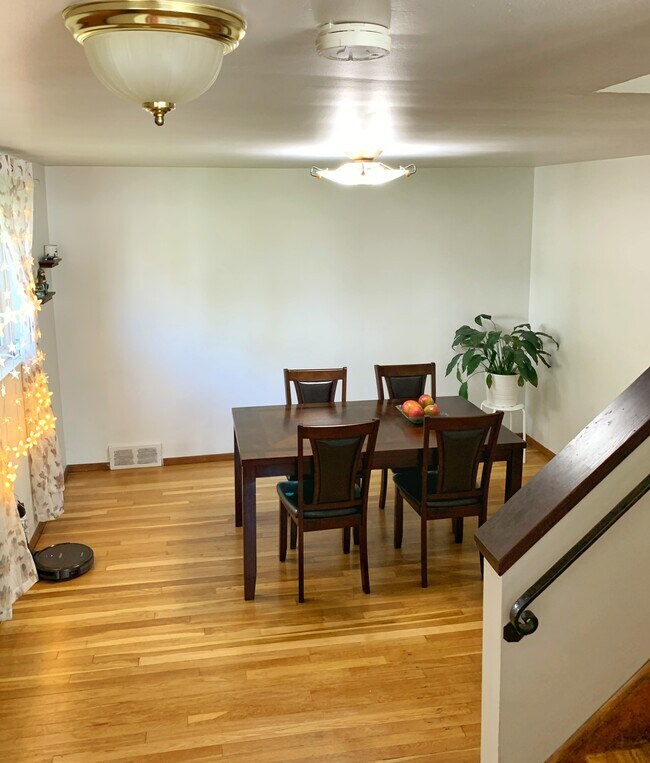 Dining area - 7102 Penn Ave