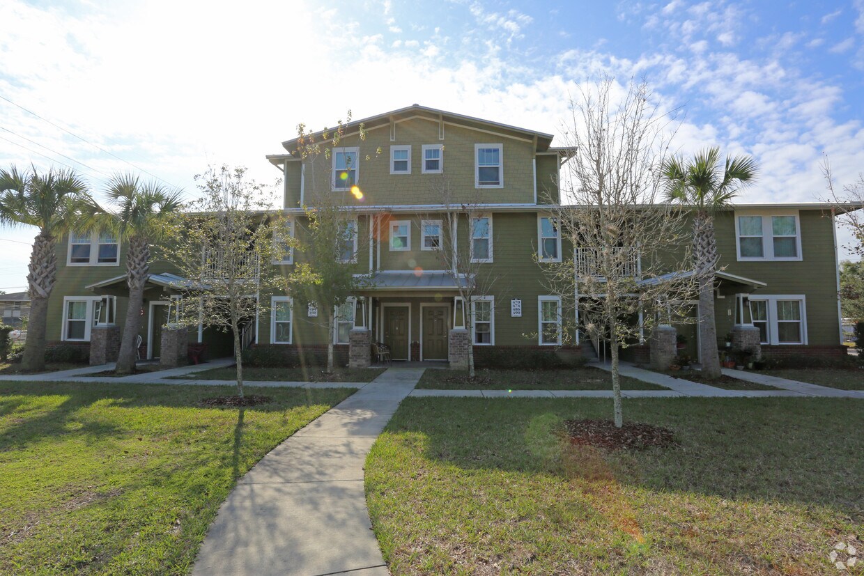 Oak Ridge Estates Apartments in Tarpon Springs, FL