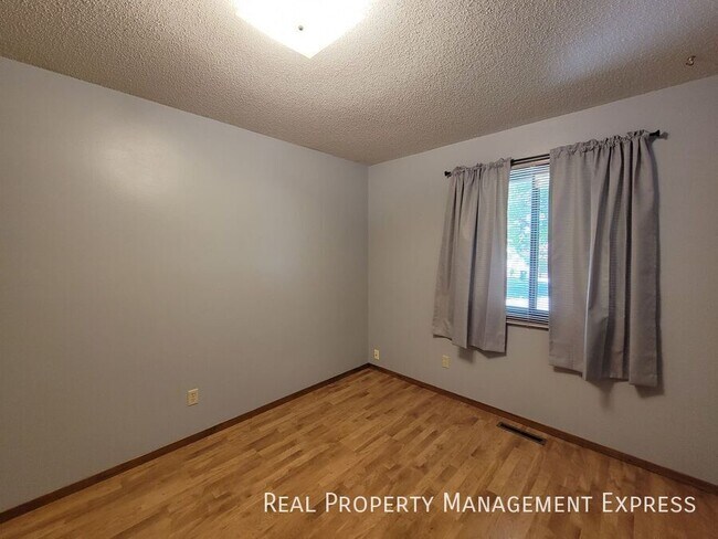 Building Photo - Great 4 Bed 2 Bath House with 2-stall atta...