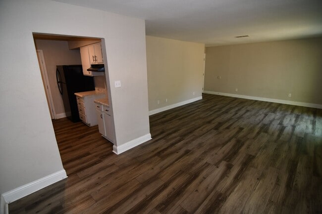 Foto del edificio - 3-bedroom, 2-bathroom duplex located in th...