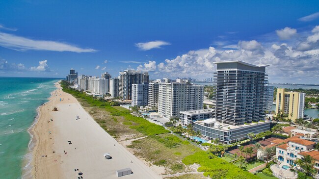 Foto del edificio - 5875 Collins Ave