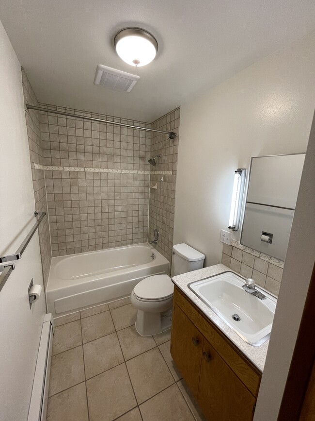 Bathroom - 4104 N Lidgerwood St