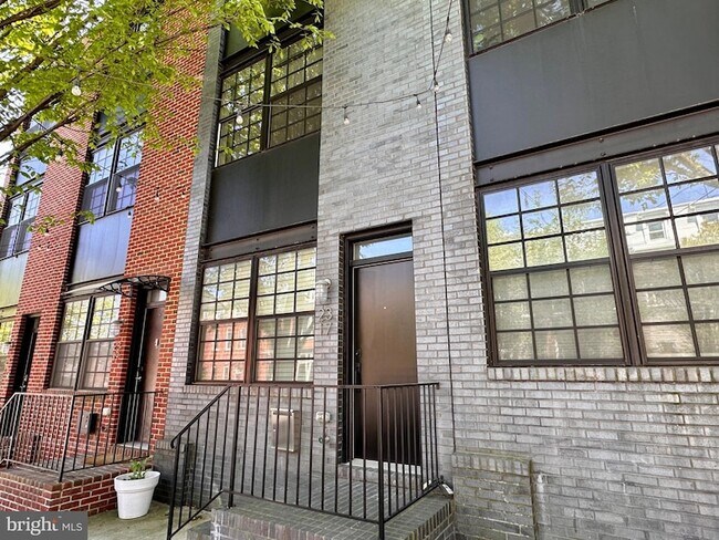 Building Photo - 2317 E Fairmount Ave