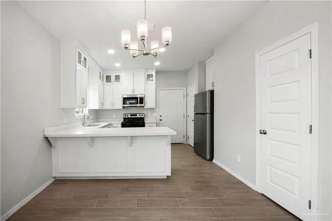 Building Photo - 845 Deluxe St