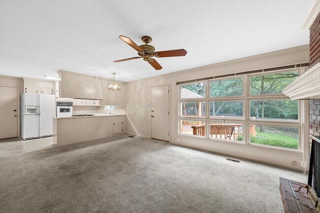 Building Photo - Private Woodway Retreat