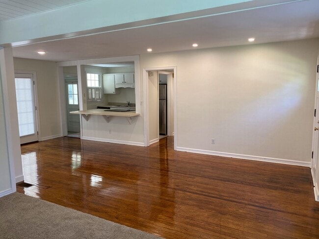 Photo - MIDTOWN LOCATION - 2bd/1ba with large yard and washer/dryer House