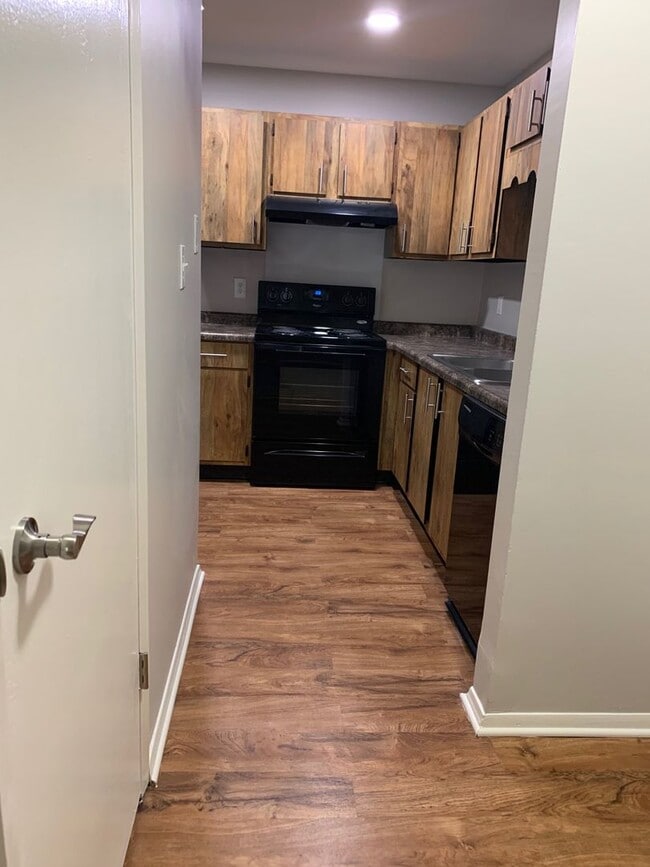 Building Photo - Spacious 2-Bedroom Apartment for Rent in C...