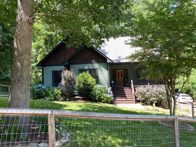 Foto del edificio - West AVL - Beautiful Wooded Lot, Home Offi...