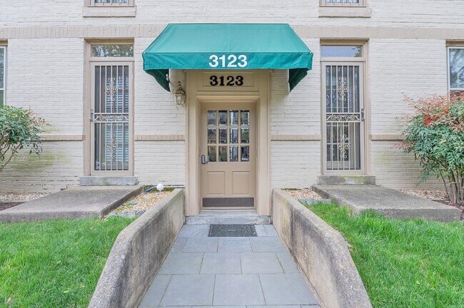 Building Photo - 3123 W Grace St, Apt 3