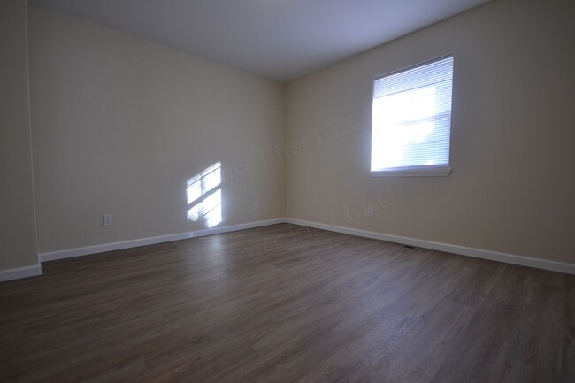 Foto del edificio - 3 Bed 1.5 Bath 4- Plex