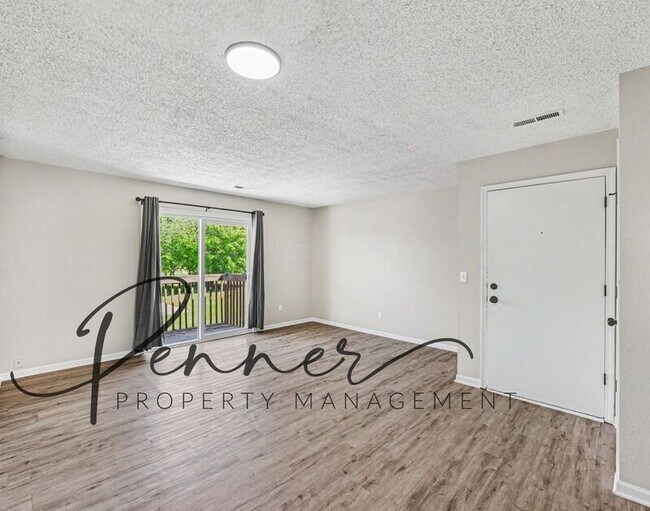 Foto del edificio - 1310 Valley Woods Ct