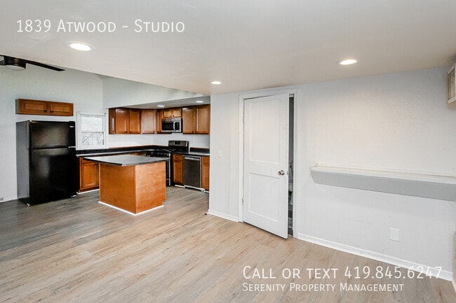 Building Photo - 1839 Atwood-Studio