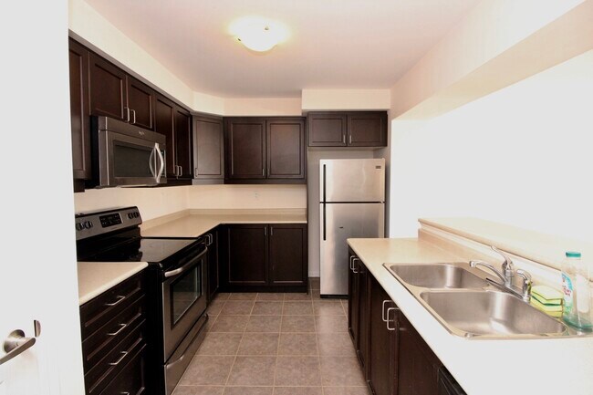 Building Photo - 603 Attenborough Terrace