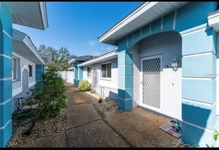Building Photo - 6527 Hamlet Dr
