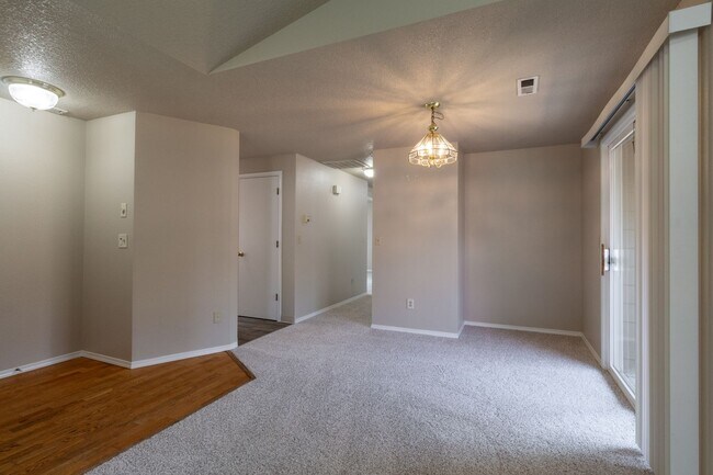 Building Photo - Beautiful 3 Bed 2 home with 2 Car Garage-F...