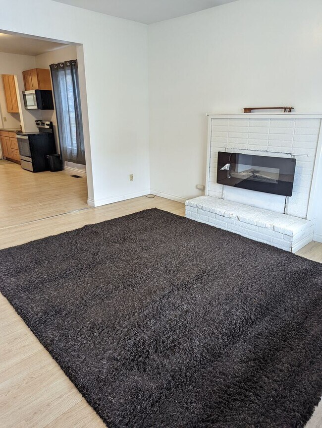 Building Photo - SHOWING 2/26 @11am   5 Bedroom 2 Bath Hous...