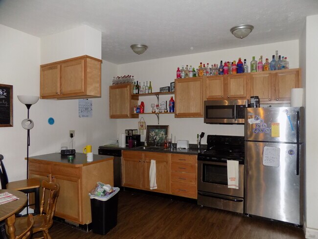 Building Photo - 300 2nd St