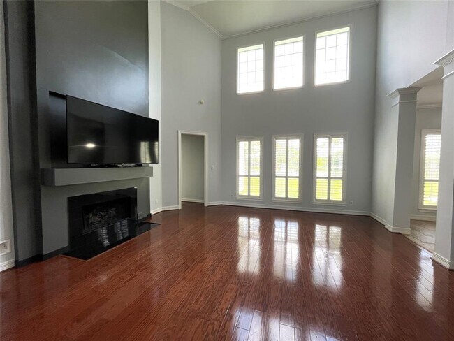 Building Photo - 11802 Crescent Bluff Dr