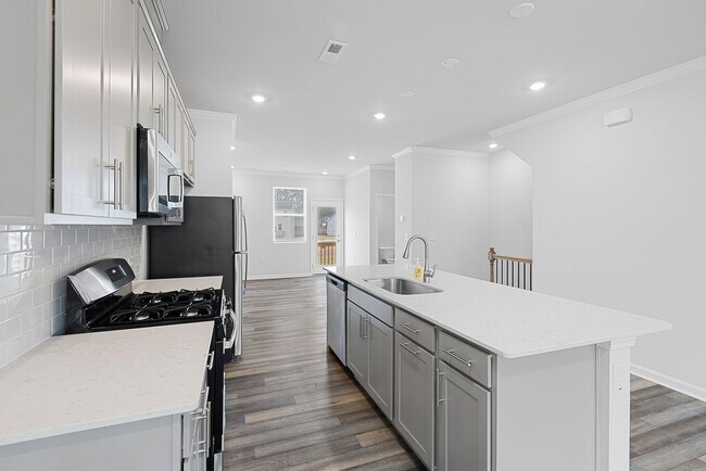 Foto del edificio - Beautiful 3 bedroom townhome available Aug...