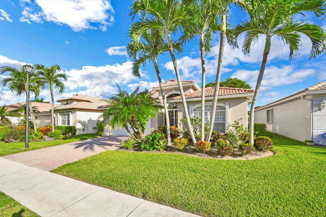 Foto principal - 5867 Royal Isles Blvd