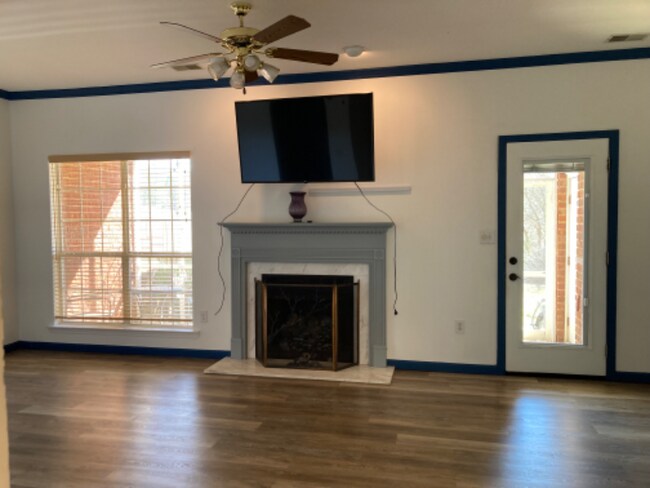 Foto del edificio - 537 Treymoor Lake Cir