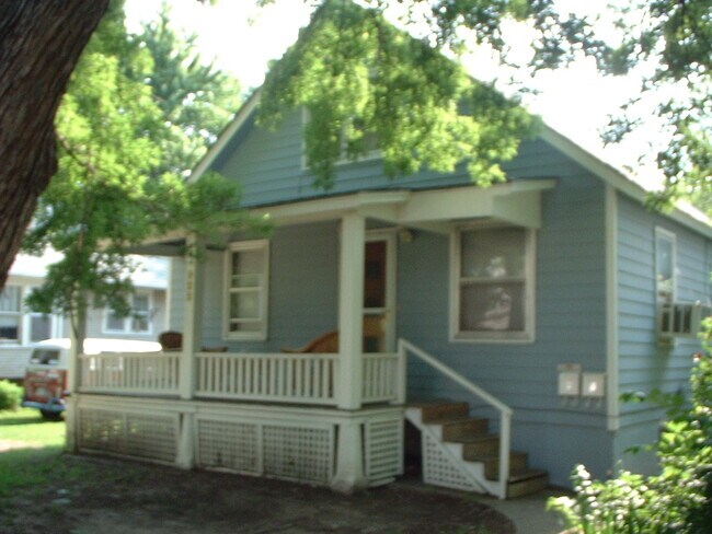 Exterior Front - 922 Rhode Island St