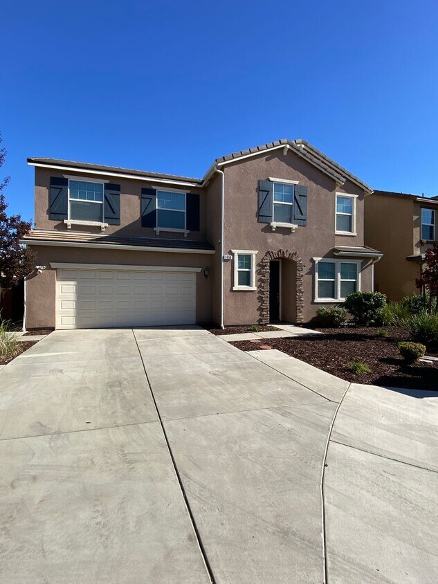 Beautiful 2 Story Home in Gated Avalon Com... House Rental in Visalia