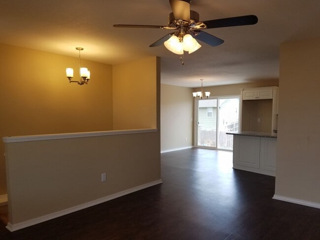 Foto del edificio - Large 4 Bedroom, 3 Bathroom!