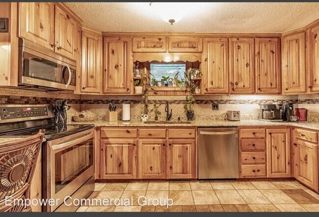 Building Photo - Look at this Rustic Beauty