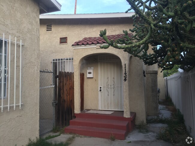 Building Photo - 1132 N Mariposa Ave