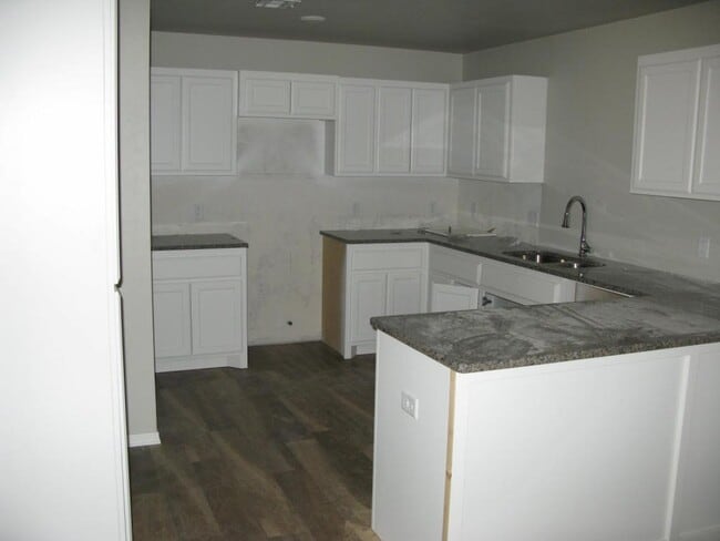 Building Photo - 11615 Surrey Villas Court, Yukon, OK. 73099