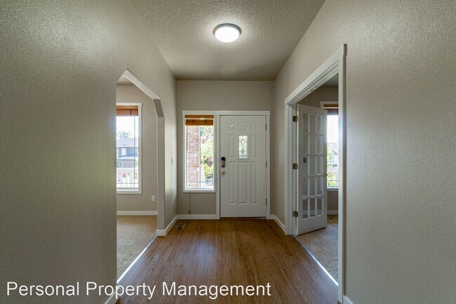 Foto del edificio - 4 br, 2.5 bath House - 4505 NW 9th Cir