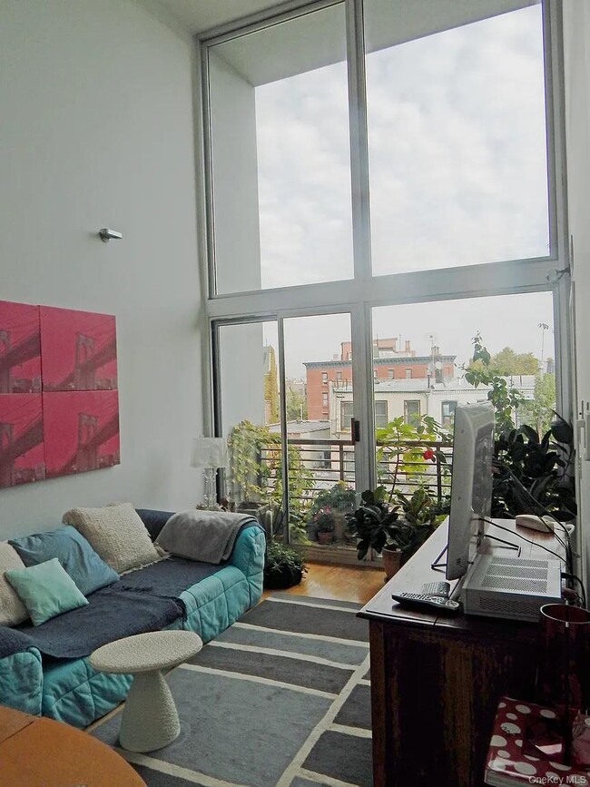 Building Photo - 925 Pacific St