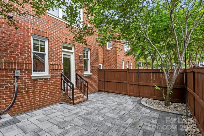 Foto del edificio - 1192 Hampton Gardens Ln