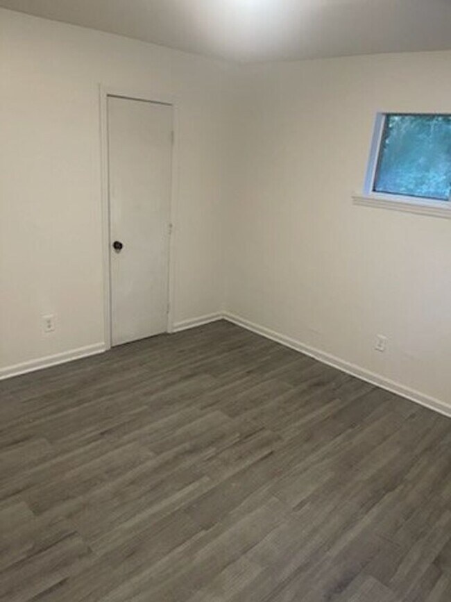 Building Photo - Move-In Ready 2 Bedroom Duplex – Pet Friendly!