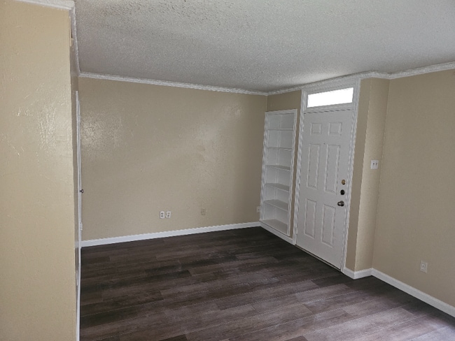 Photo - 9828 Valley Meadow Ct (Dallas, TX) House